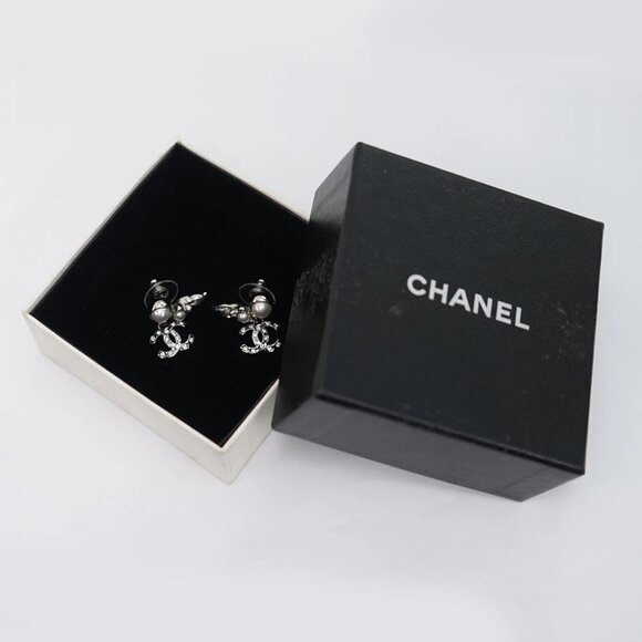CHANEL CC Logo Rhinestone Pearl Flower Stud Earrings Silver Tone C21B Auth w/Box - Picture 6 of 6